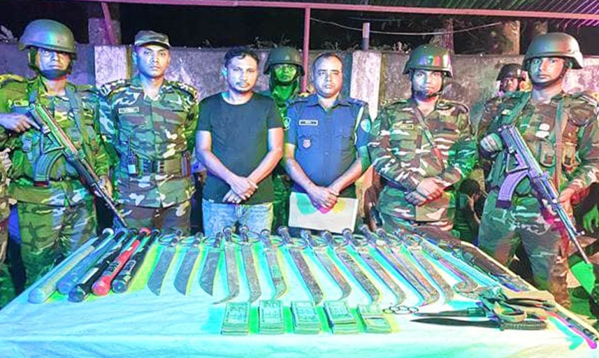 কুমিল্লায় যৌথবাহিনীর অভিযানে বিপুল পরিমান অস্ত্রসহ আটক ১